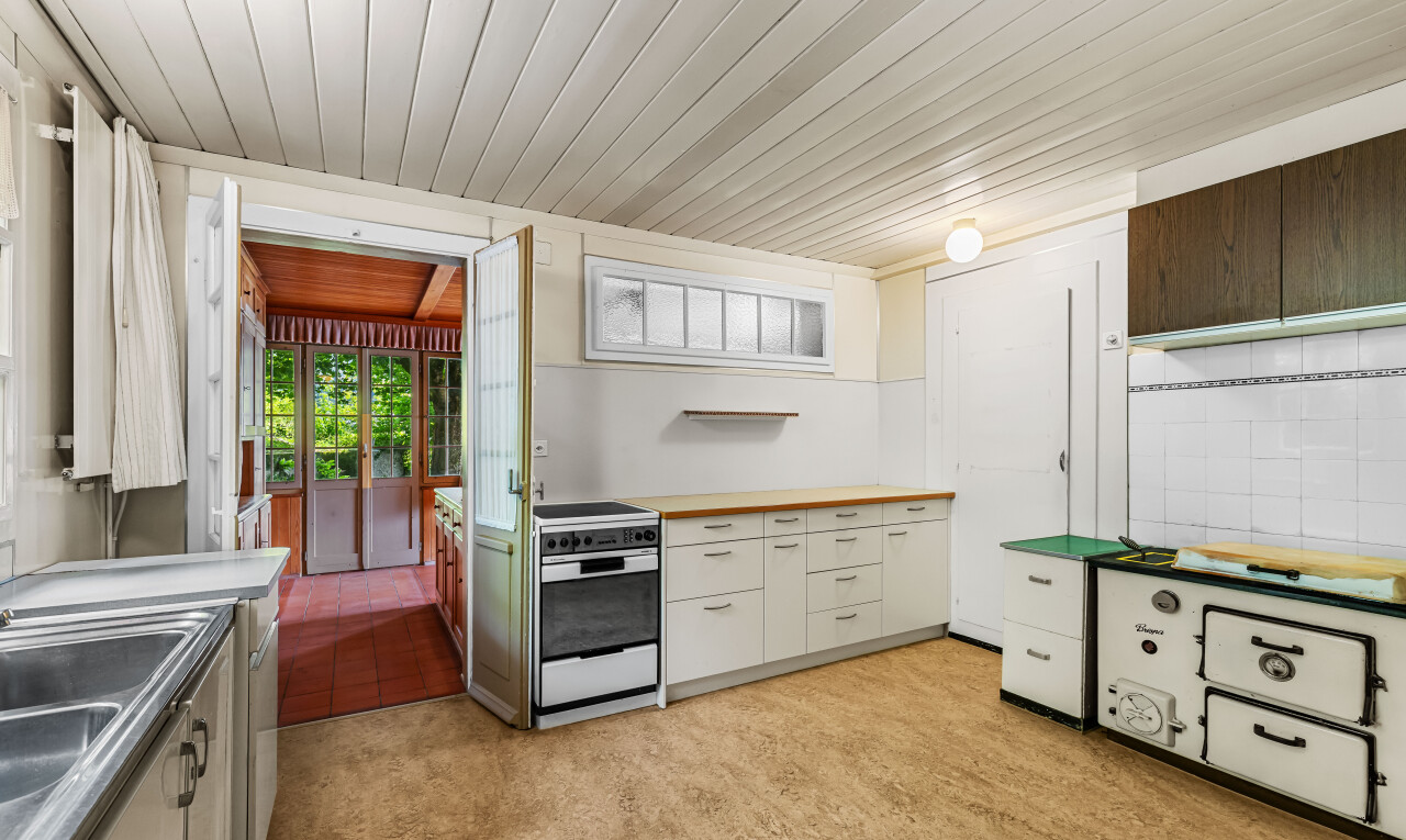 cuisine avec plafond en bois, wood ceiling, cuisinière, light floor, et inside property