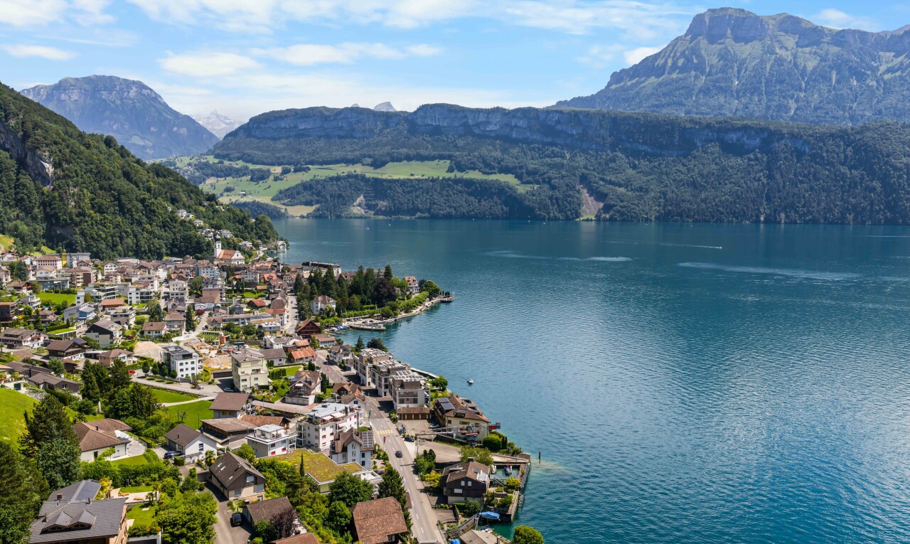vue sur la mer avec mountain view, vue sur la montagne, day time, water view, et vue sur l'eau