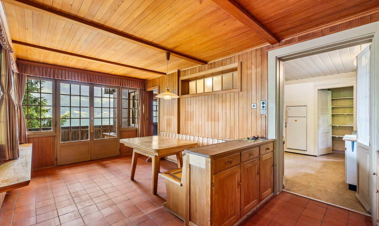 cuisine avec armoires marron moyen, medium brown cabinets, lumière naturelle, natural light, et plafond à poutres