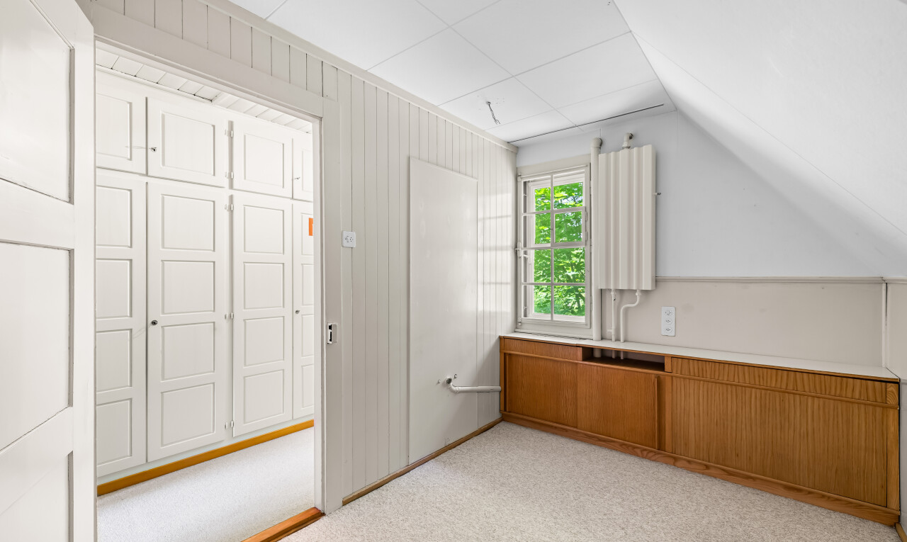 chambre avec light floor, moquette, carpet, inside property, et lumière naturelle