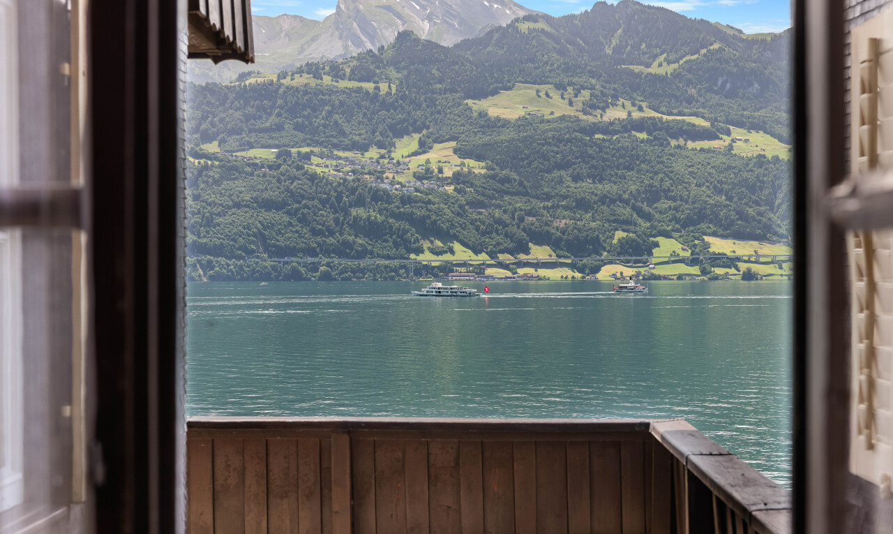 balcon avec day time, water view, vue sur l'eau, waterfront, et bord de l'eau