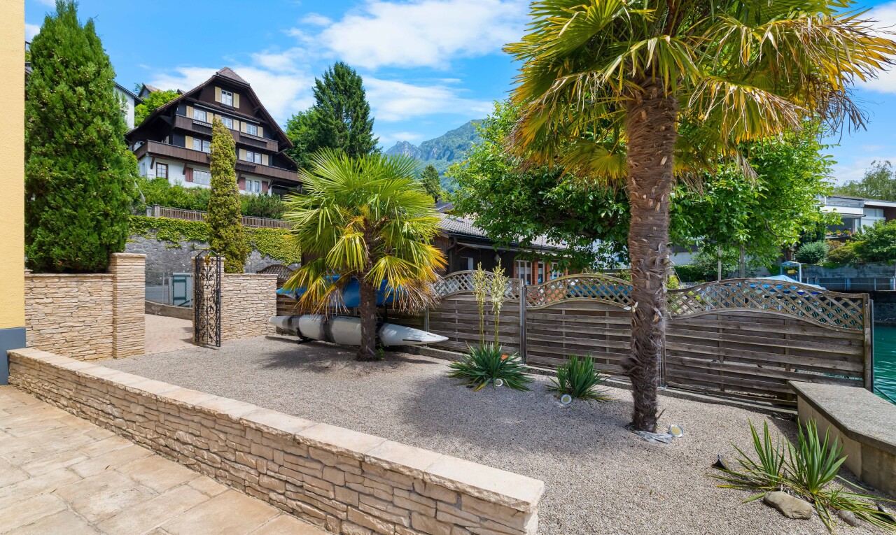 garden featuring a mountain view