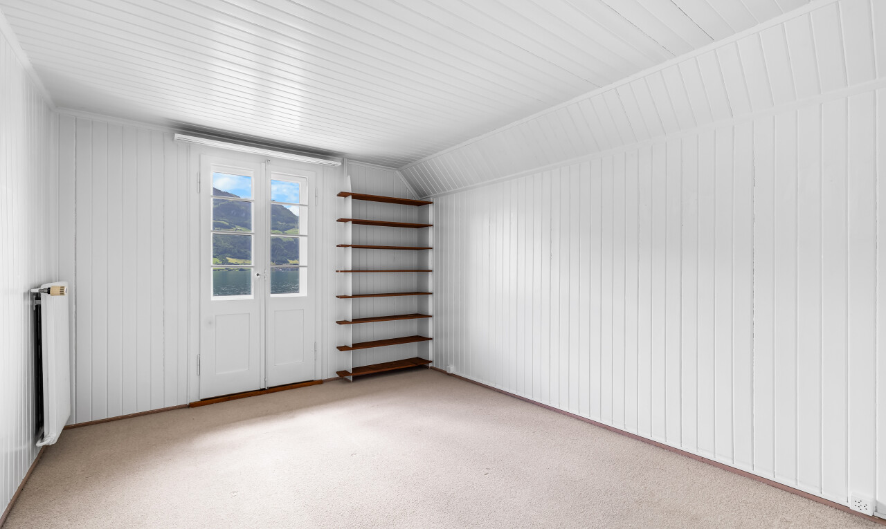 pièce vide avec moquette, carpet, inside property, plafond voûté, et vaulted ceiling