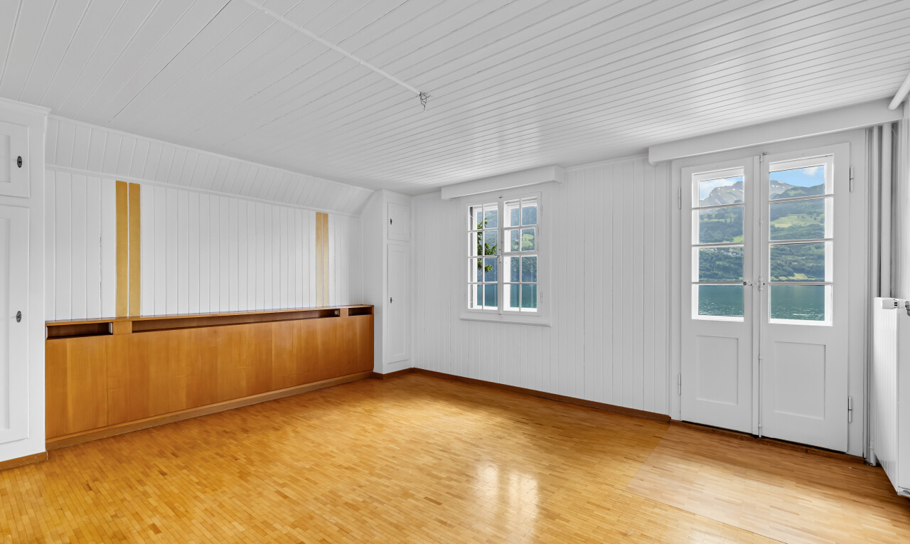 pièce vide avec sol en finition bois, wood finish floor, inside property, light floor, et lumière naturelle