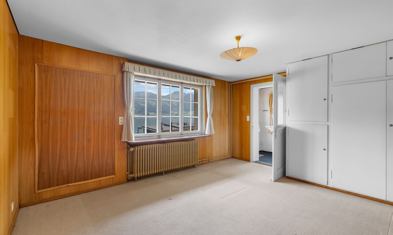 pièce vide avec radiateur, moquette, carpet, inside property, et light floor