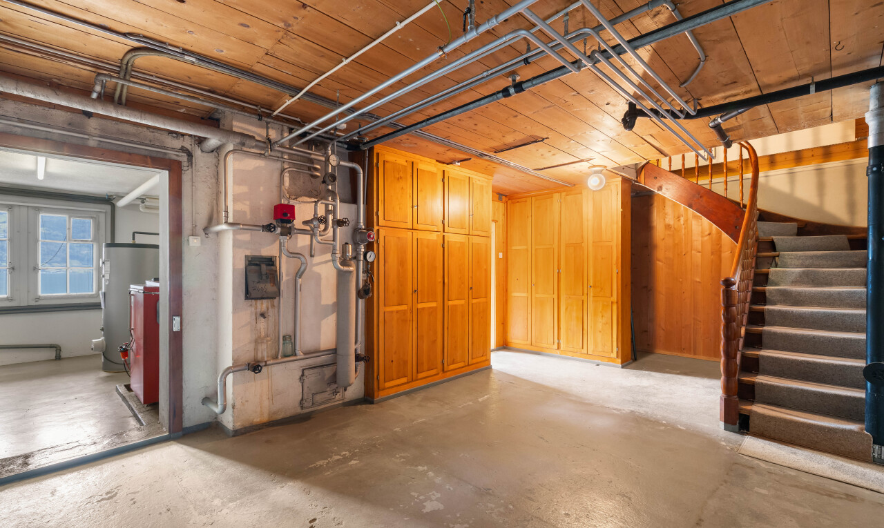 espace intérieur avec inside property, chauffe-eau, et escaliers