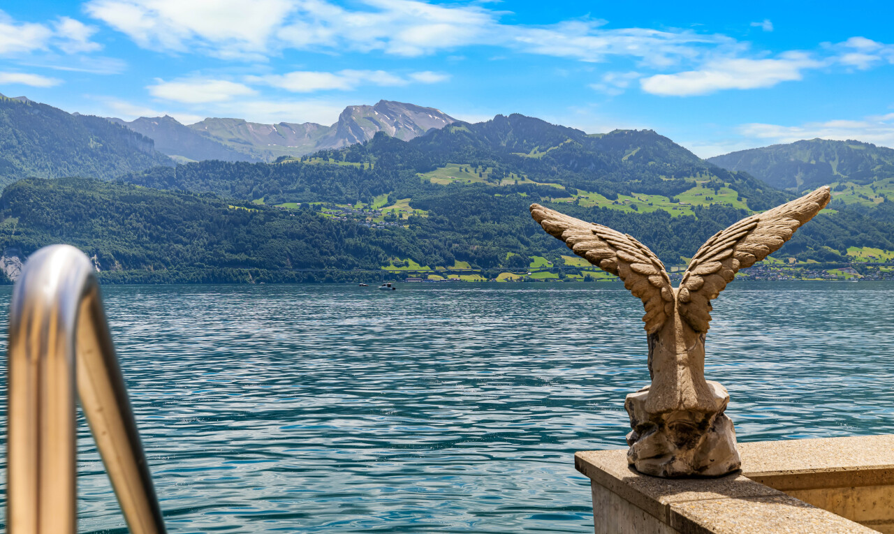 vue sur la mer avec vue sur la montagne, mountain view, day time, vue sur l'eau, et water view