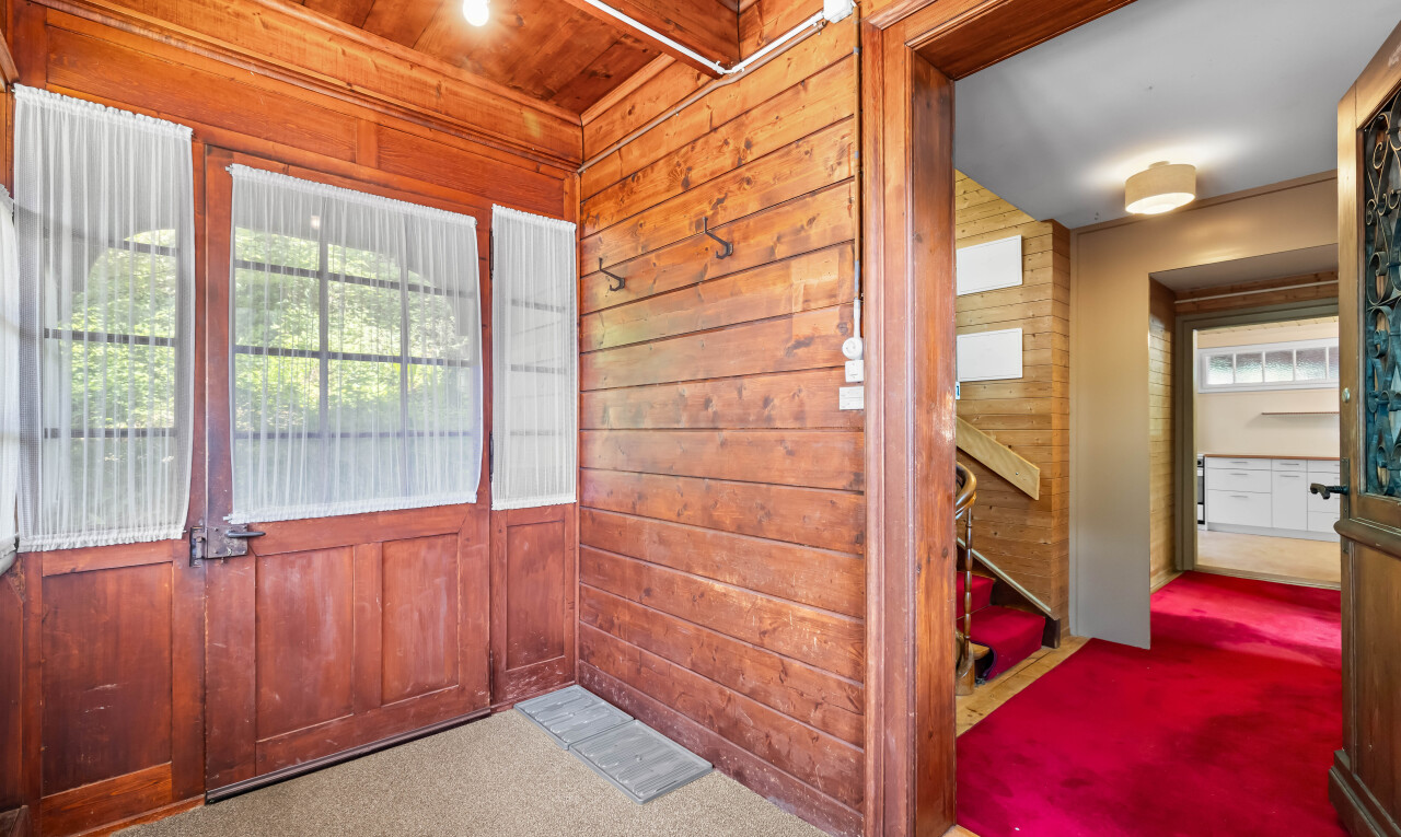 espace intérieur avec mur en bois, wood wall, moquette, carpet, et plafond en bois