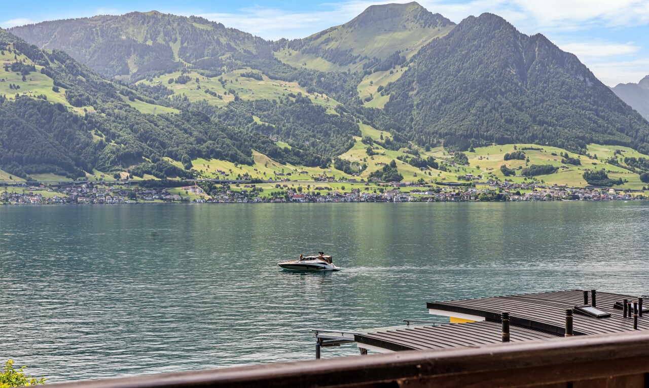 vue sur la mer avec day time, water view, vue sur l'eau, mountain view, et vue sur la montagne
