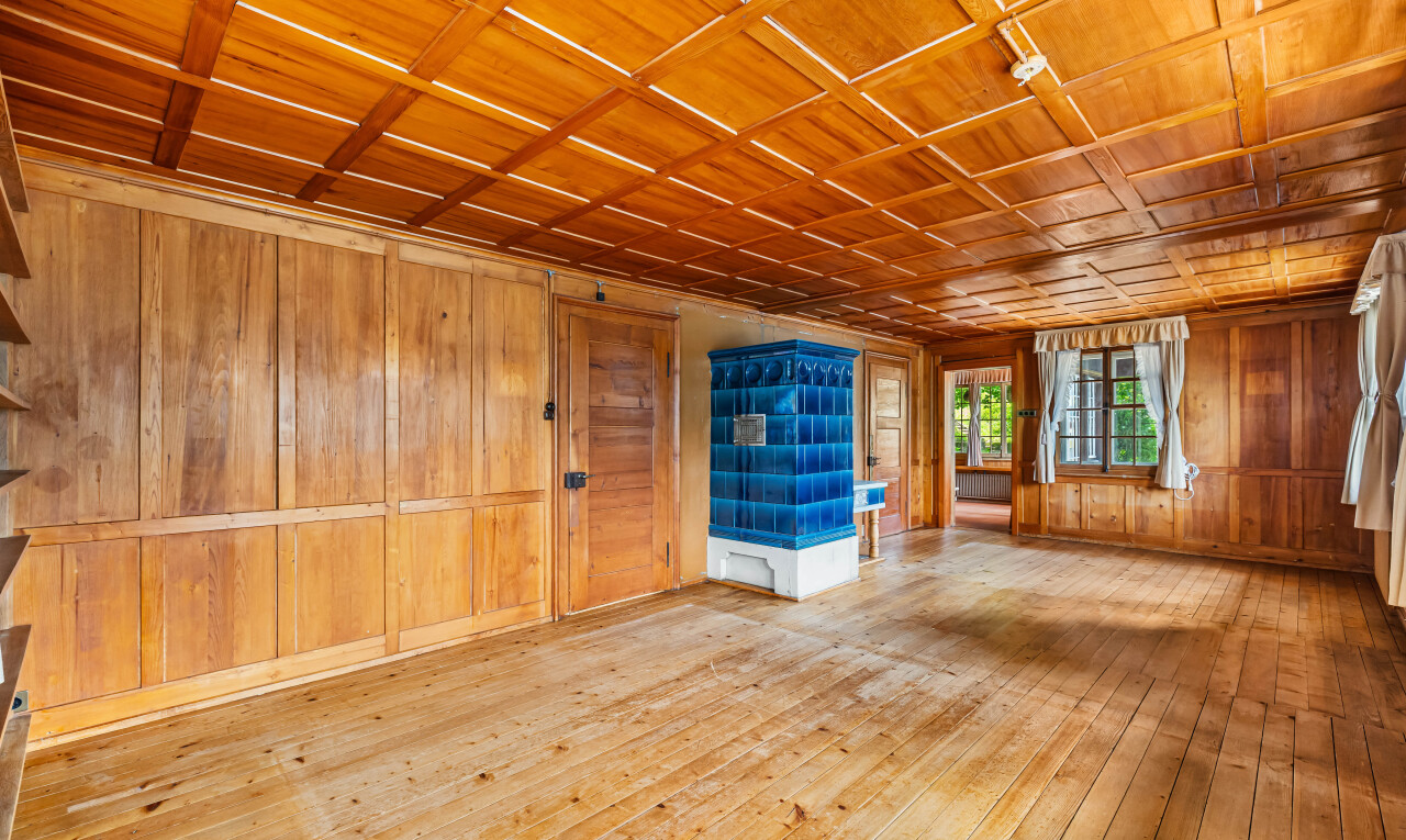 pièce vide avec plafond en bois, wood ceiling, hardwood floor, lumière naturelle, et natural light