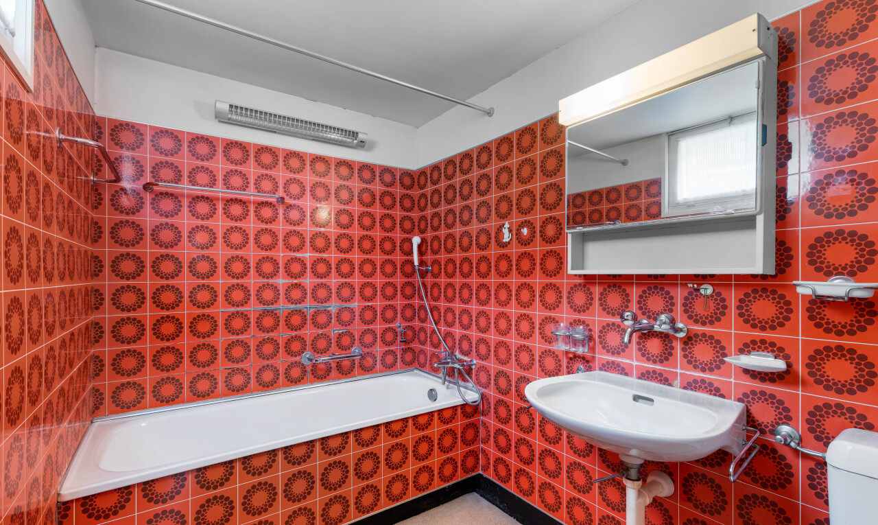 salle de bains avec mur en carrelage, tile wall, douche-bain combinés, évier, et salle de bain complète
