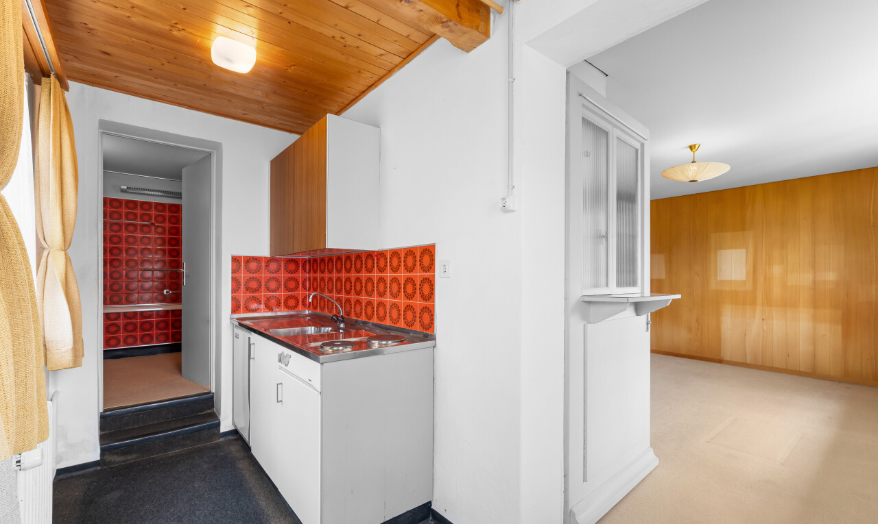 cuisine avec mur en bois, wood wall, white cabinets, armoires blanches, et plafond en bois