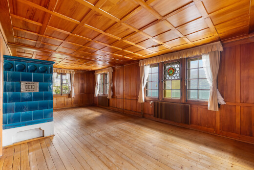 pièce vide avec plafond en bois, wood ceiling, hardwood floor, lumière naturelle, et natural light