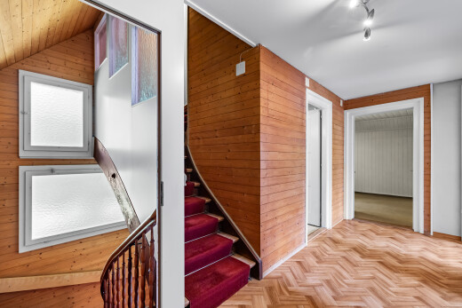 escaliers avec mur en bois, wood wall, inside property, escaliers, et sol en finition bois