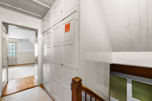 couloir avec plafond voûté, vaulted ceiling, lumière naturelle, natural light, et moquette