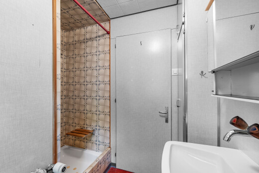 salle de bains avec douche, salle de bain complète, inside property, et évier