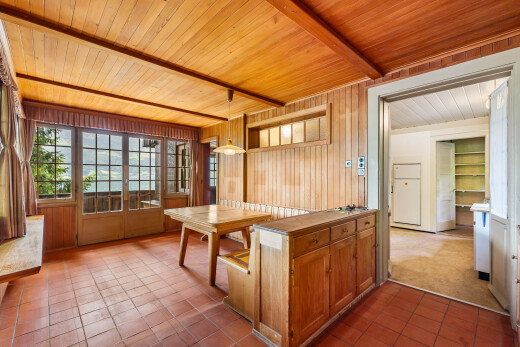 cuisine avec armoires marron moyen, medium brown cabinets, lumière naturelle, natural light, et plafond à poutres