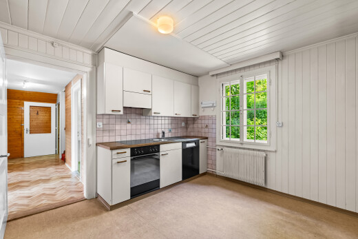 cuisine avec mur en bois, wood wall, armoires blanches, white cabinets, et four
