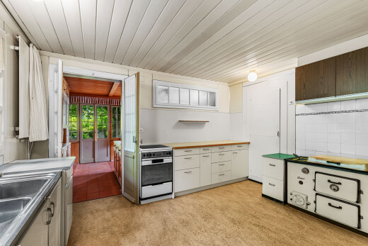 cuisine avec plafond en bois, wood ceiling, cuisinière, light floor, et inside property