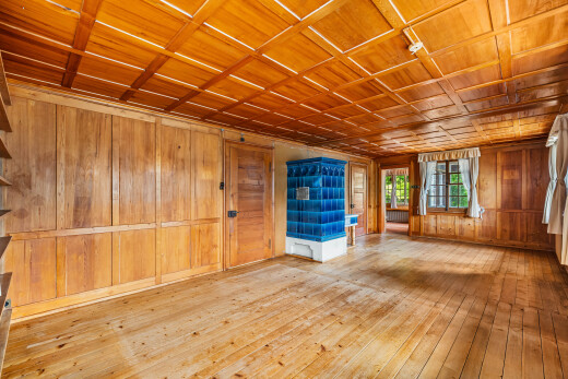 pièce vide avec plafond en bois, wood ceiling, hardwood floor, lumière naturelle, et natural light