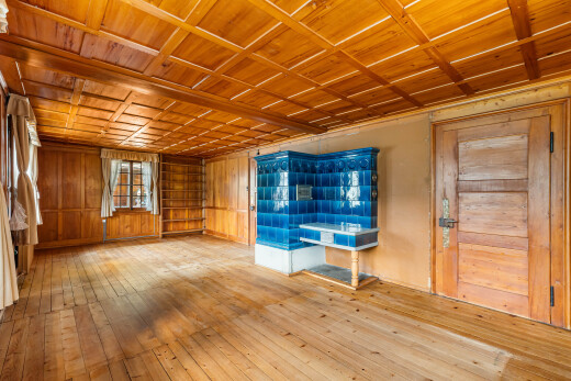 pièce vide avec hardwood floor, plafond en bois, wood ceiling, sol en finition bois, et wood finish floor