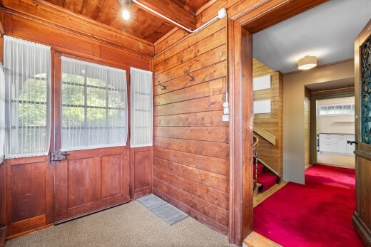 espace intérieur avec mur en bois, wood wall, moquette, carpet, et plafond en bois