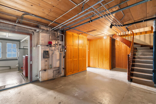 espace intérieur avec inside property, chauffe-eau, et escaliers
