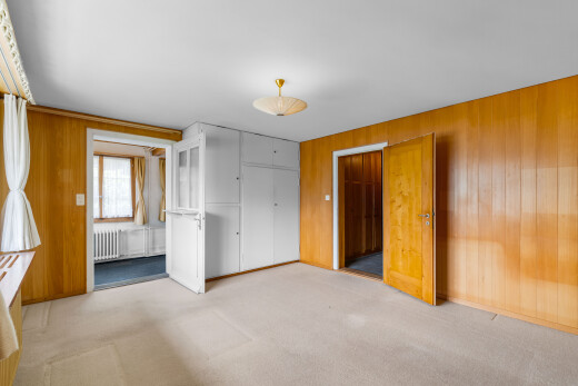 pièce vide avec mur en bois, wood wall, inside property, moquette, et carpet