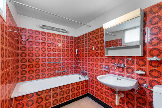 salle de bains avec mur en carrelage, tile wall, douche-bain combinés, évier, et salle de bain complète