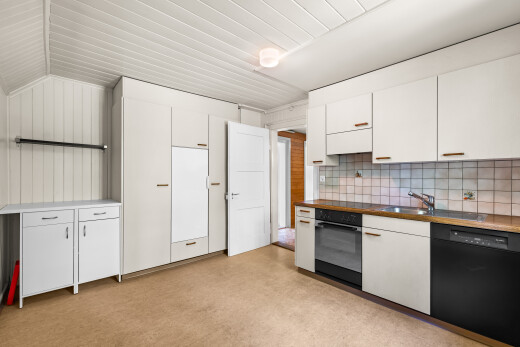 cuisine avec armoires blanches, white cabinets, light floor, lave-vaisselle, et four