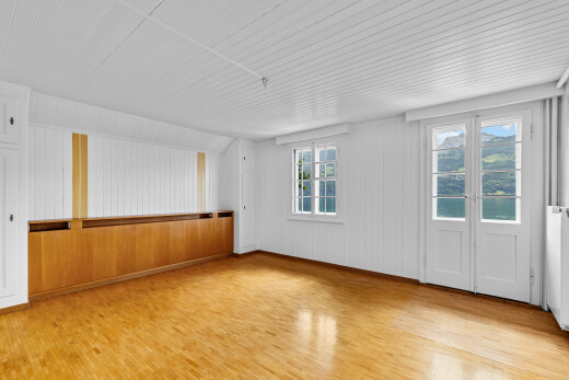pièce vide avec sol en finition bois, wood finish floor, inside property, light floor, et lumière naturelle