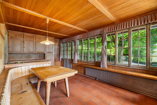 terrasse avec radiateur, véranda, et inside property