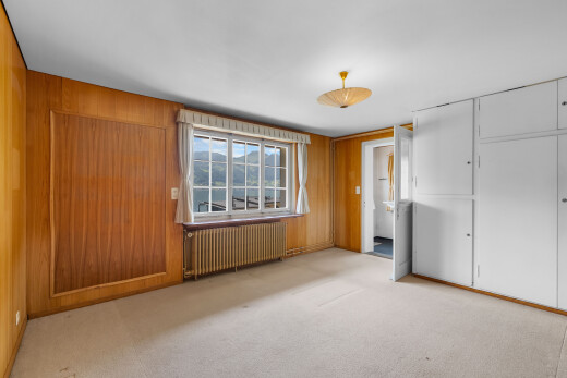 pièce vide avec radiateur, moquette, carpet, inside property, et light floor