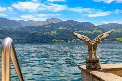 vue sur la mer avec vue sur la montagne, mountain view, day time, vue sur l'eau, et water view
