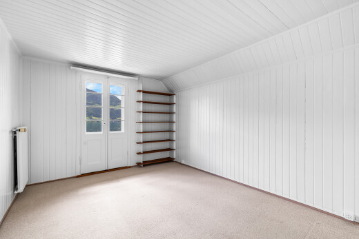 pièce vide avec moquette, carpet, inside property, plafond voûté, et vaulted ceiling