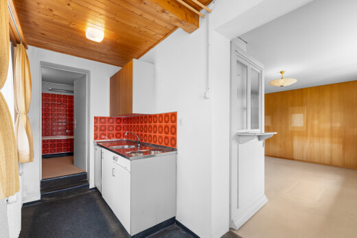 cuisine avec mur en bois, wood wall, white cabinets, armoires blanches, et plafond en bois