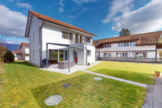 außenansicht mit zaun, terrasse, rasen, und balkon