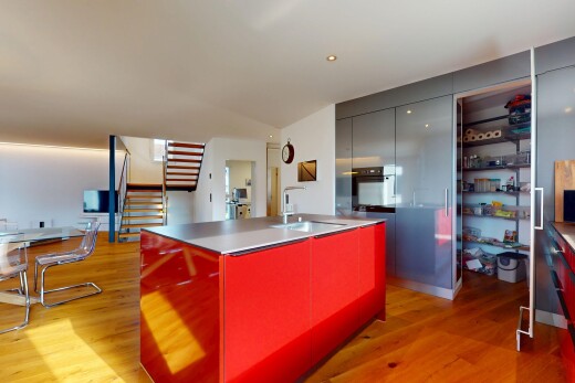 küche mit holzfußboden, ofen, kücheninsel, schränke mit flachen paneelen, und waschbecken