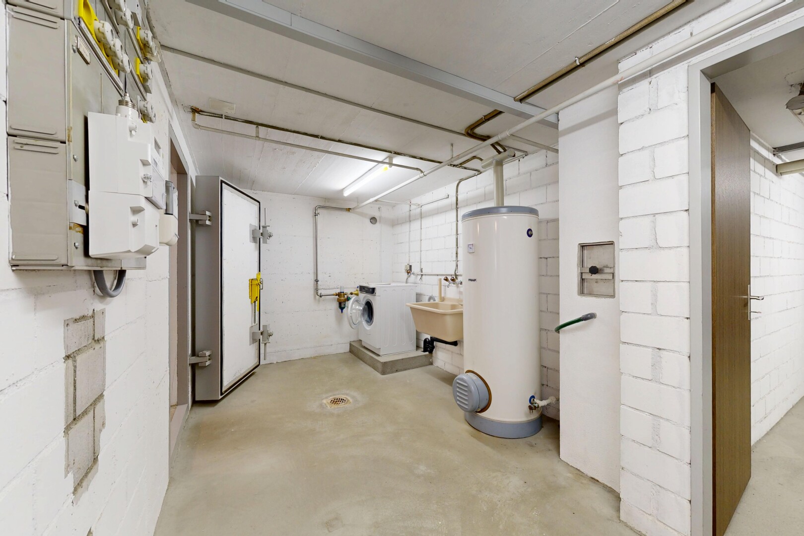 parking avec chauffe-eau et inside community