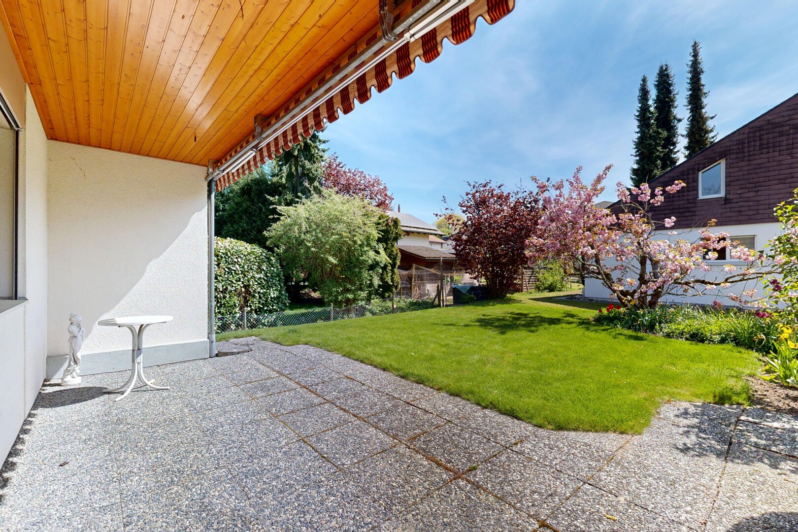 terrasse avec pelouse, from property, terrasse, day time, et auvent