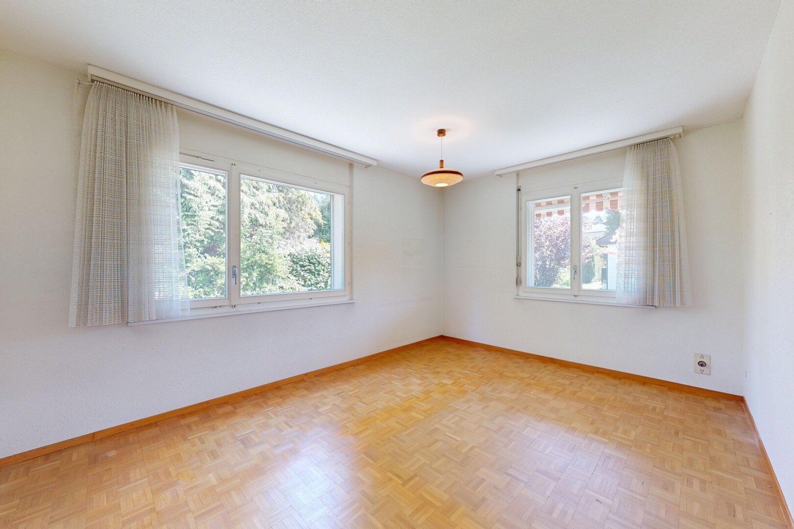 pièce vide avec drywall, cloison sèche, wood finish floor, sol en finition bois, et inside property