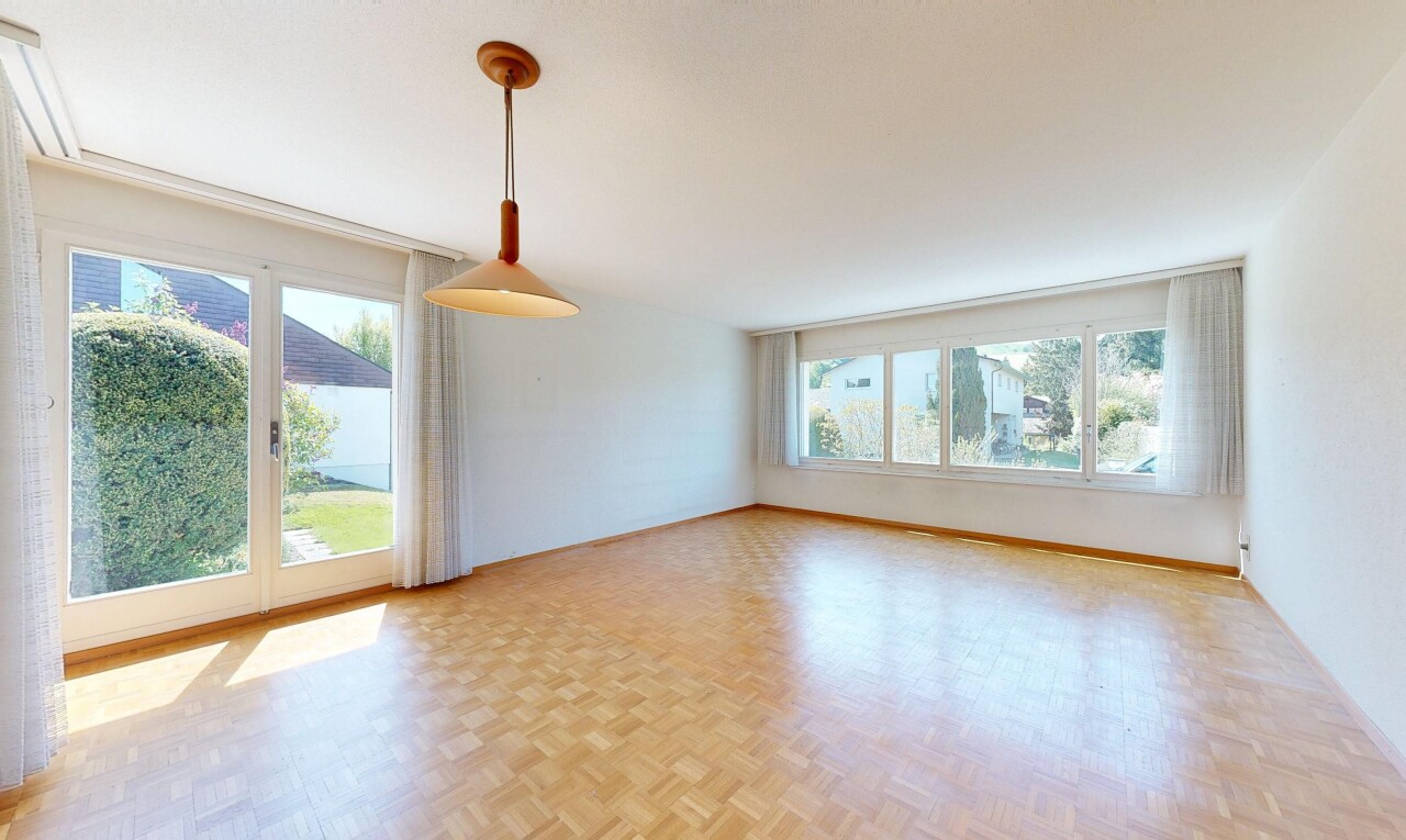 pièce vide avec wood finish floor, sol en finition bois, parquet floor, inside property, et natural light