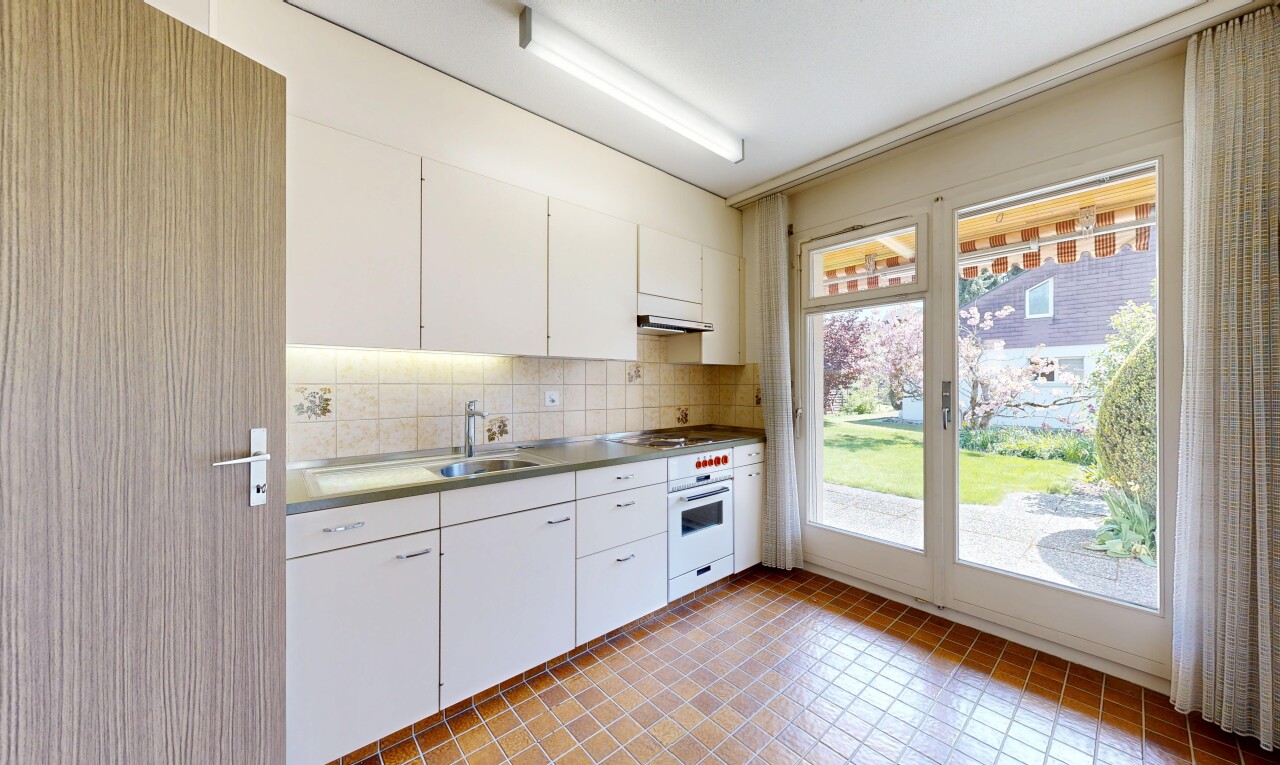 cuisine avec white cabinets, armoires blanches, four, inside property, et évier