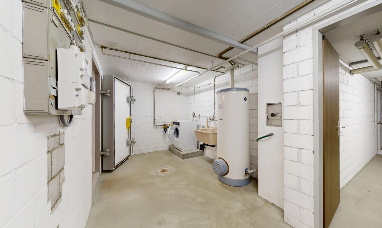 parking avec chauffe-eau et inside community