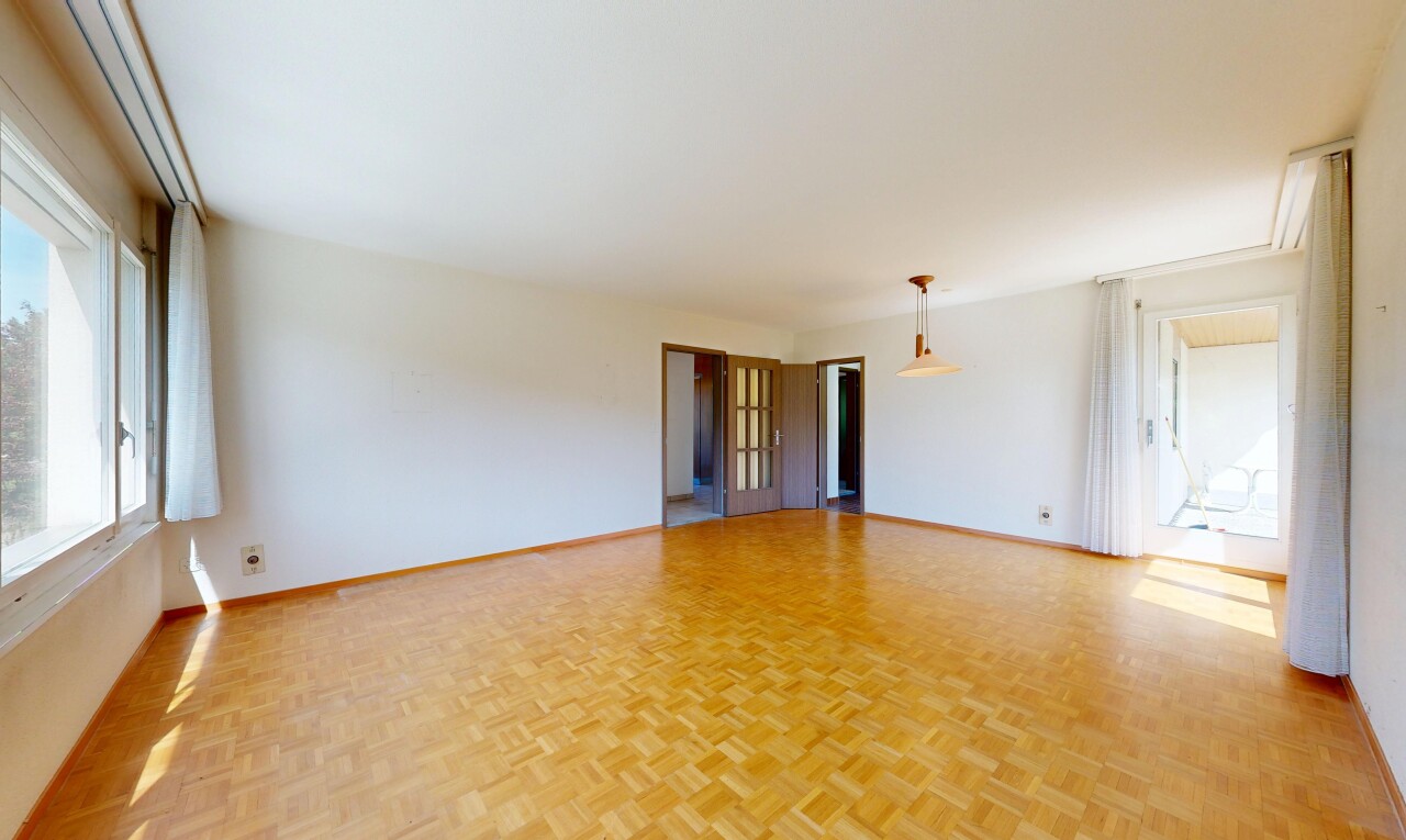 pièce vide avec natural light, lumière naturelle, wood finish floor, sol en finition bois, et parquet floor