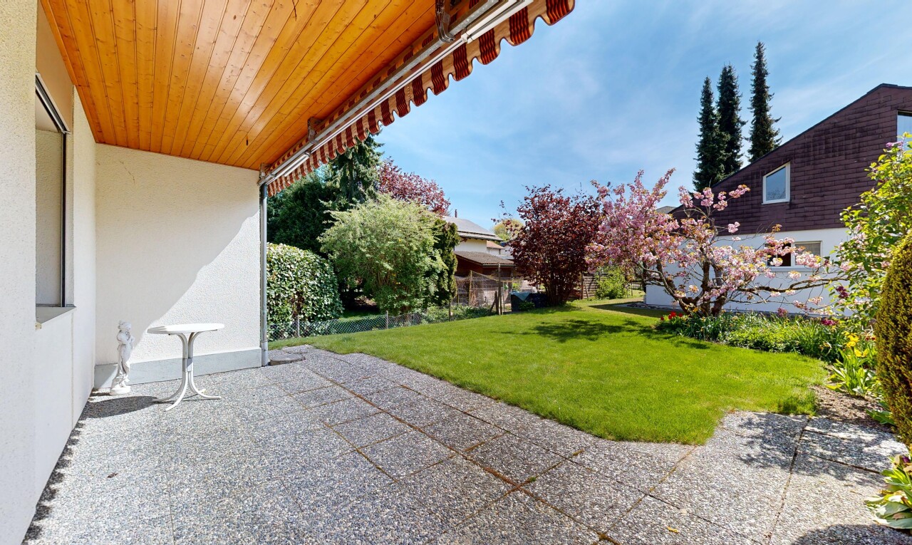 terrasse avec pelouse, from property, terrasse, day time, et auvent