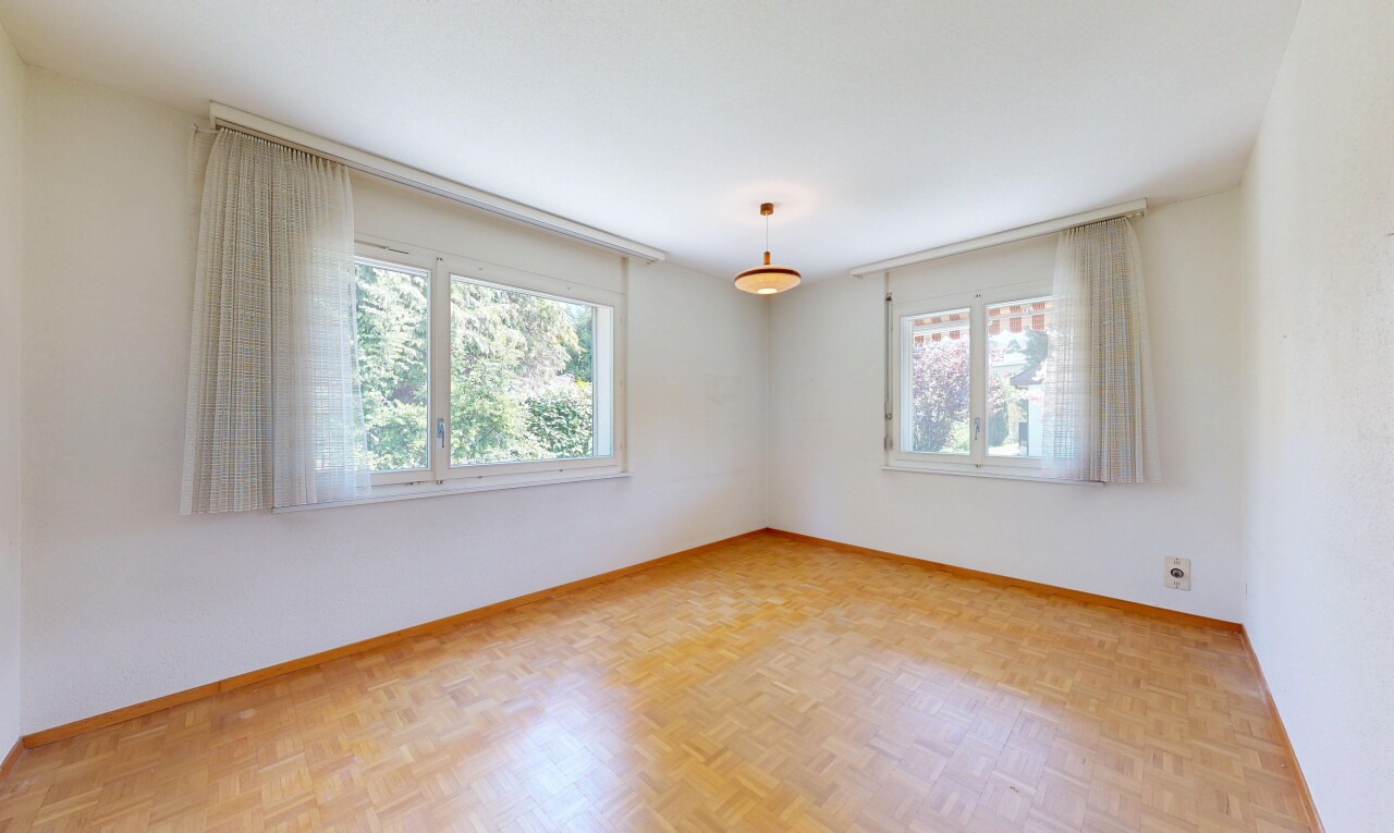 pièce vide avec drywall, cloison sèche, wood finish floor, sol en finition bois, et inside property