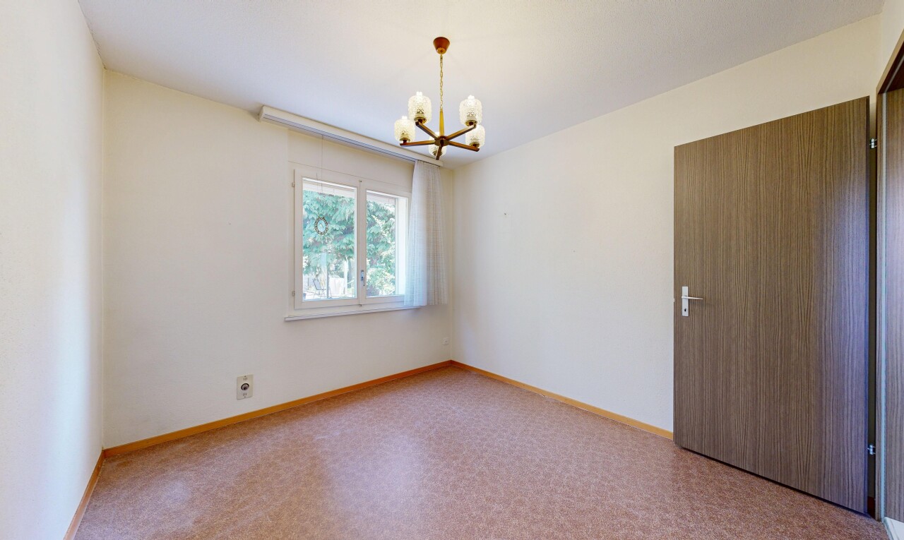 pièce vide avec lustre remarquable, cloison sèche, drywall, plinthes murales, et baseboards wall