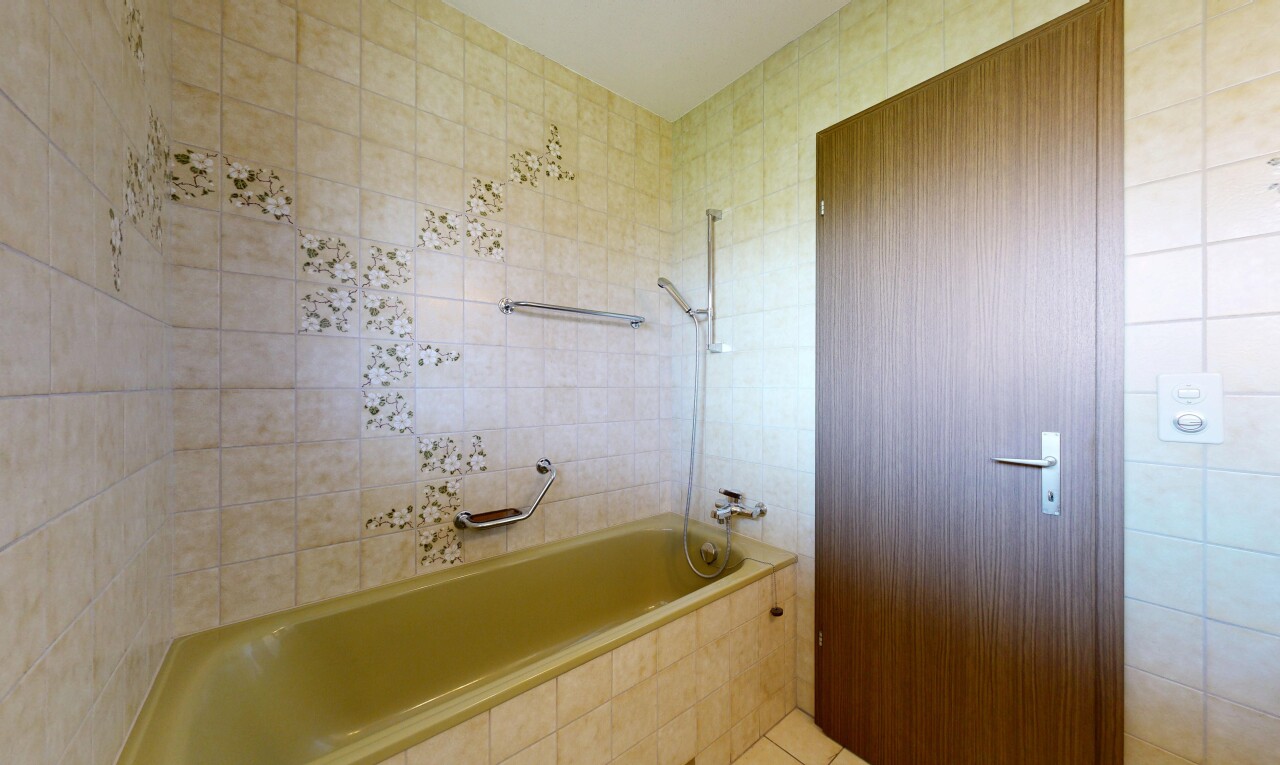 salle de bains avec tile wall, mur en carrelage, tile floor, sol en carrelage, et inside property