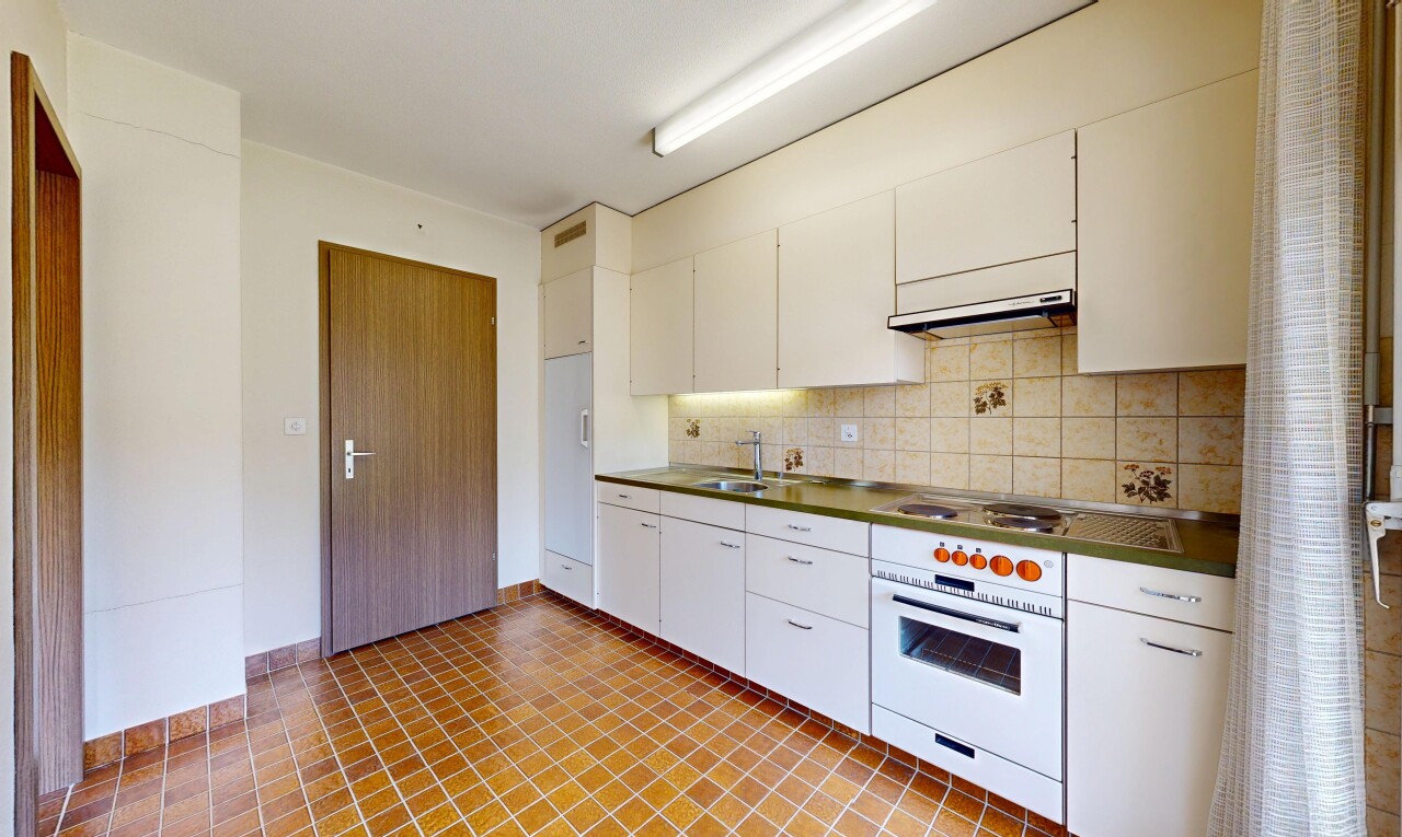 cuisine avec four, white cabinets, armoires blanches, inside property, et backsplash